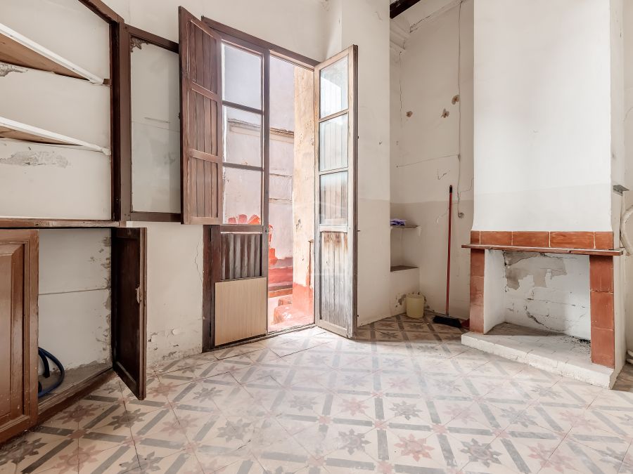 Entire building for sale in the very centre of Gandía, with multiple investment and development possibilities
