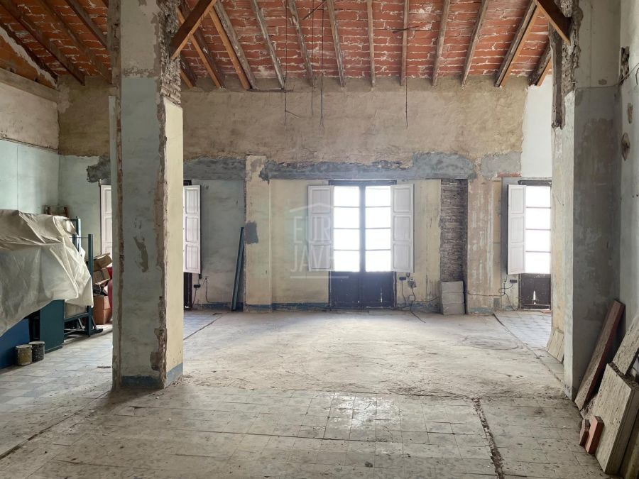 Entire building for sale in the very centre of Gandía, with multiple investment and development possibilities