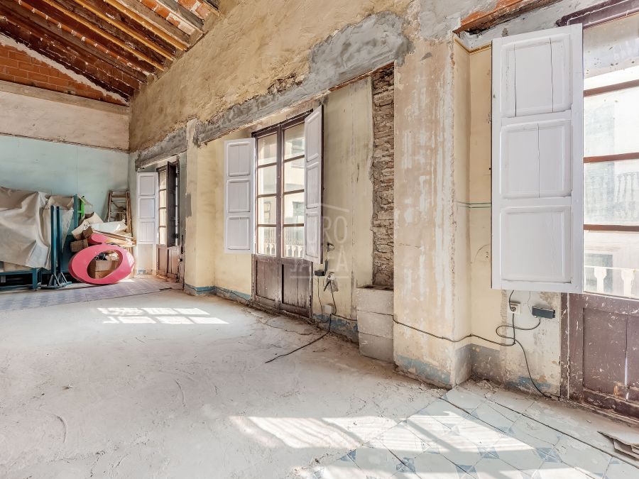 Entire building for sale in the very centre of Gandía, with multiple investment and development possibilities