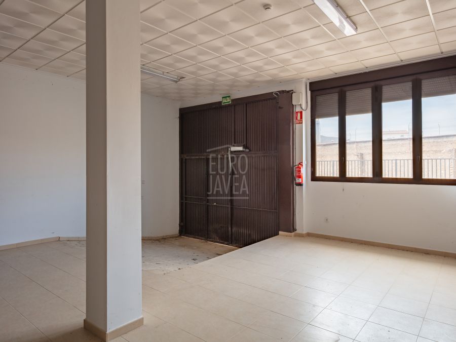 Commercial premises of 653 m² with the possibility to convert to residential use in Gata de Gorgos
