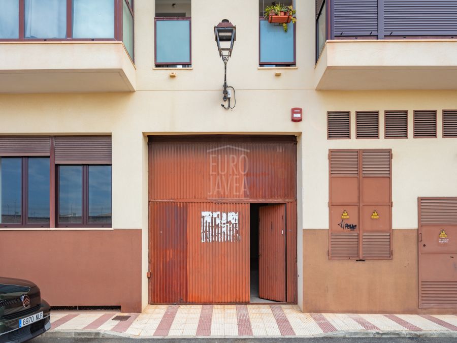 Commercial premises of 653 m² with the possibility to convert to residential use in Gata de Gorgos