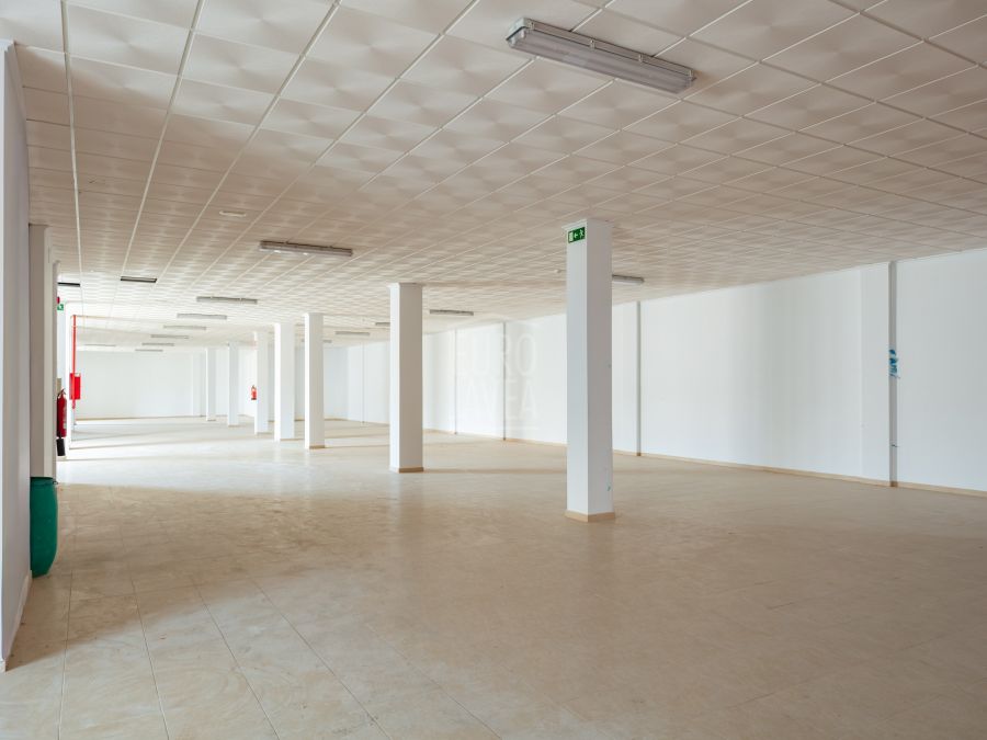 Commercial premises of 653 m² with the possibility to convert to residential use in Gata de Gorgos