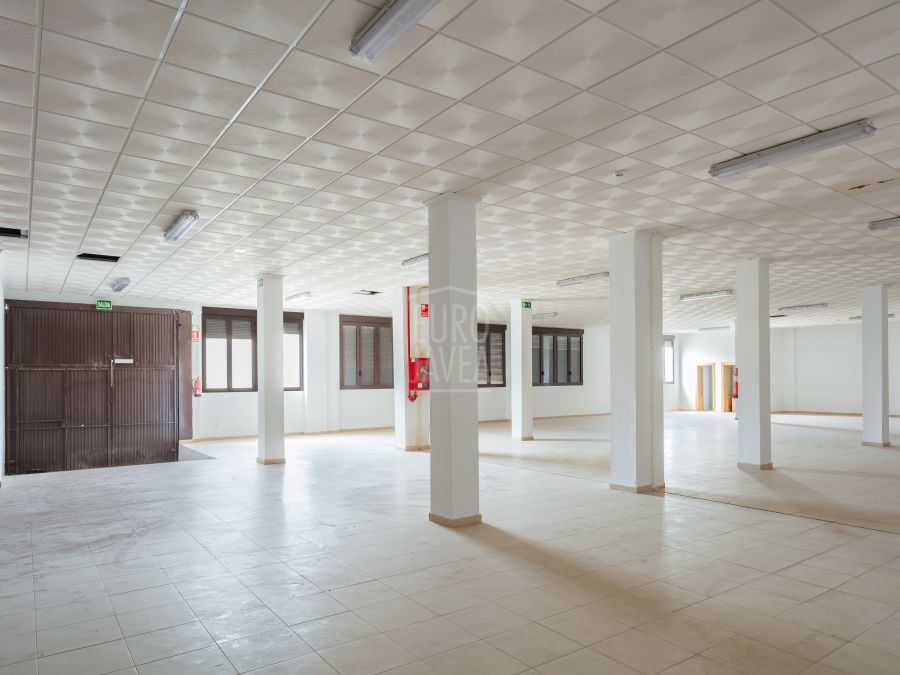 Commercial premises of 653 m² with the possibility to convert to residential use in Gata de Gorgos