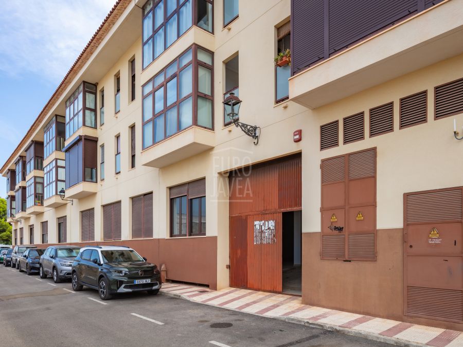 Commercial premises of 653 m² with the possibility to convert to residential use in Gata de Gorgos