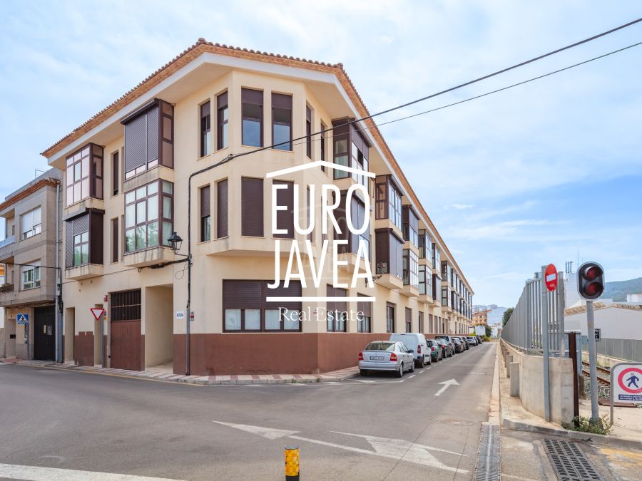 Commercial premises of 653 m² with the possibility to convert to residential use in Gata de Gorgos