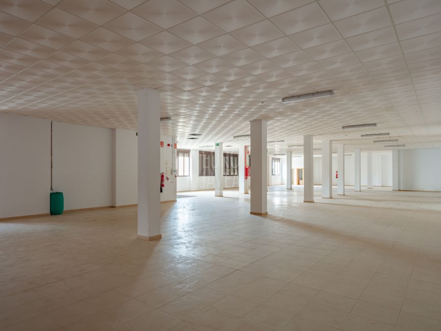 Commercial premises of 653 m² with the possibility to convert to residential use in Gata de Gorgos