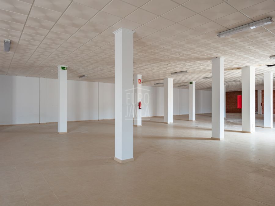 Commercial premises of 653 m² with the possibility to convert to residential use in Gata de Gorgos
