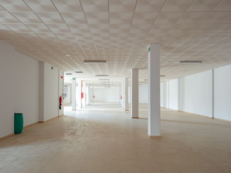 Commercial premises of 653 m² with the possibility to convert to residential use in Gata de Gorgos