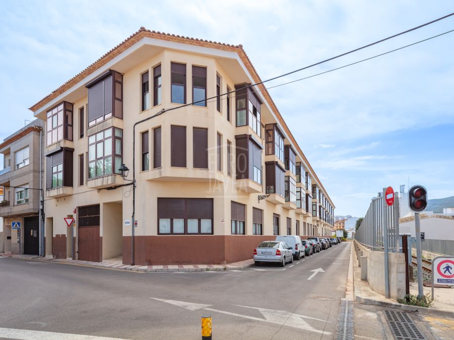 Commercial premises of 653 m² with the possibility to convert to residential use in Gata de Gorgos