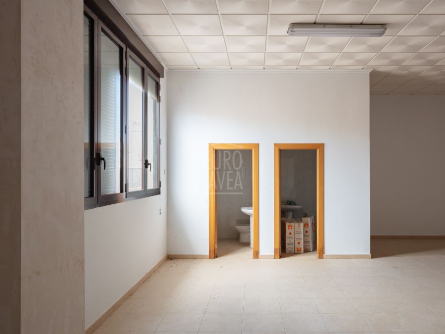 Commercial premises of 653 m² with the possibility to convert to residential use in Gata de Gorgos