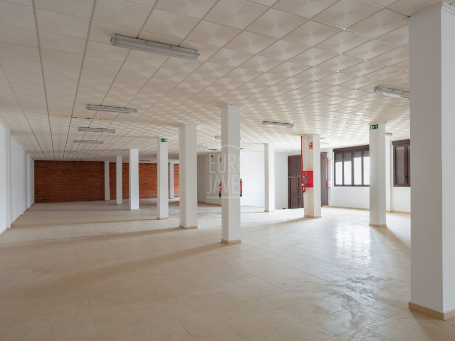 Commercial premises of 653 m² with the possibility to convert to residential use in Gata de Gorgos