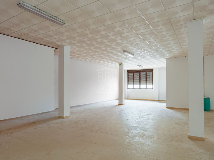 Commercial premises of 653 m² with the possibility to convert to residential use in Gata de Gorgos