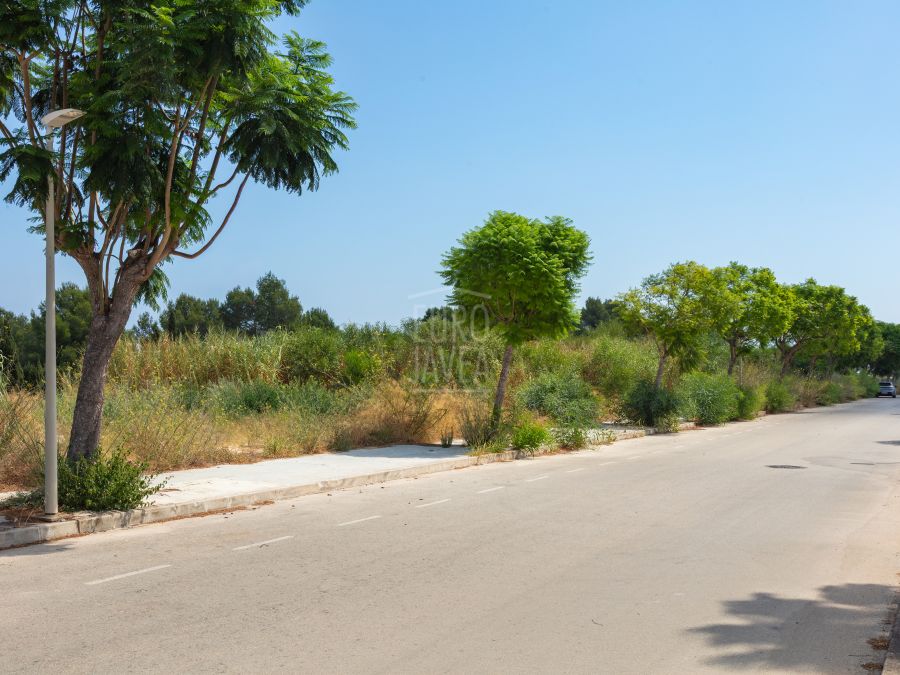 Verstedelijkt perceel in Piver, dicht bij Playa del Arenal en alle voorzieningen