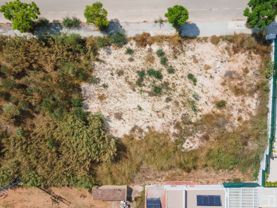 Verstedelijkt perceel in Piver, dicht bij Playa del Arenal en alle voorzieningen