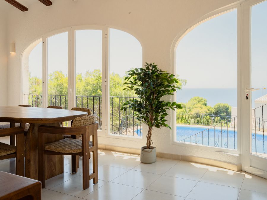 Villa met zeezicht en zuidelijke oriëntatie in Costa Nova, Jávea