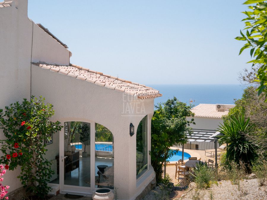 Villa met zeezicht en zuidelijke oriëntatie in Costa Nova, Jávea