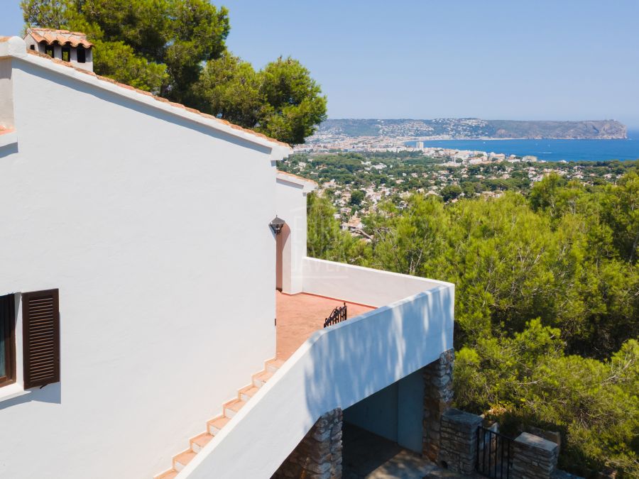 Villa Alba met spectaculair zeezicht en ruim perceel in Costa Nova, Jávea