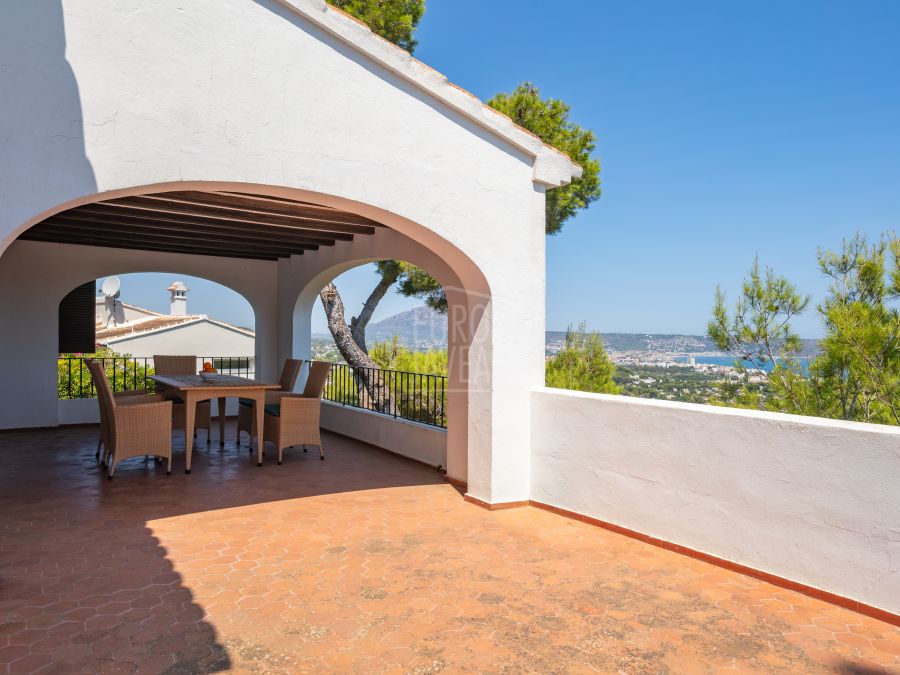 Villa Alba met spectaculair zeezicht en ruim perceel in Costa Nova, Jávea
