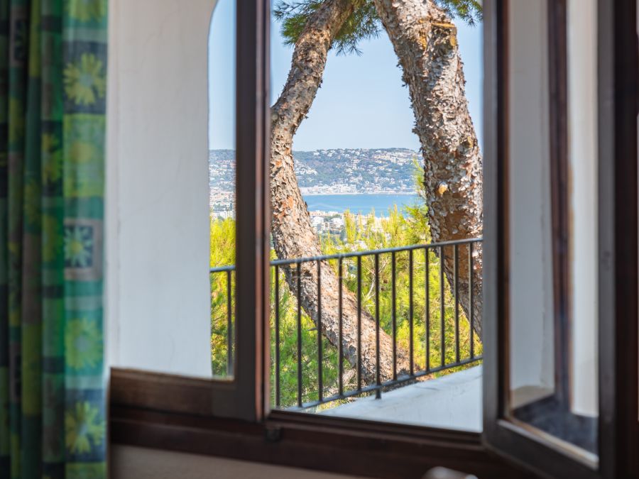 Villa Alba met spectaculair zeezicht en ruim perceel in Costa Nova, Jávea