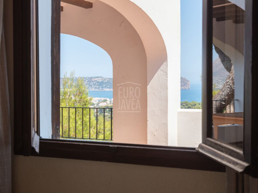 Villa Alba met spectaculair zeezicht en ruim perceel in Costa Nova, Jávea