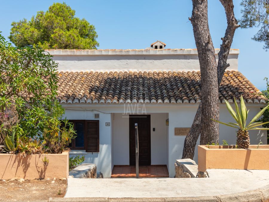 Villa Alba met spectaculair zeezicht en ruim perceel in Costa Nova, Jávea