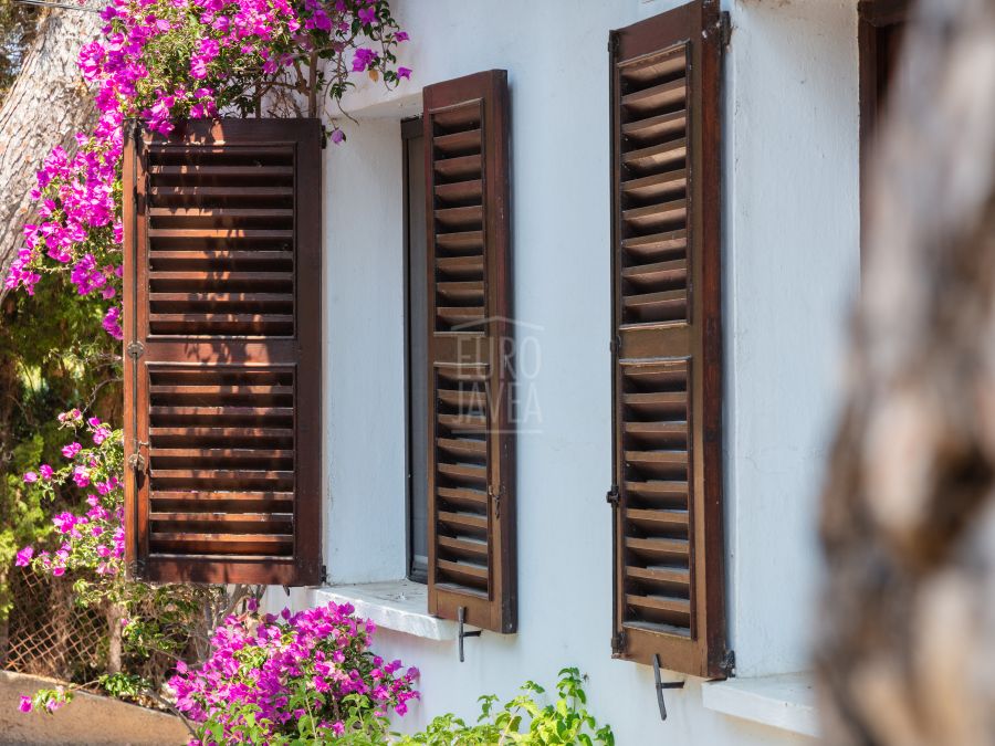 Villa Alba met spectaculair zeezicht en ruim perceel in Costa Nova, Jávea