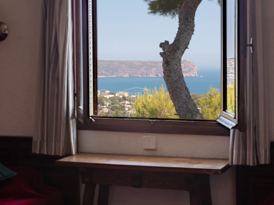 Villa Alba met spectaculair zeezicht en ruim perceel in Costa Nova, Jávea
