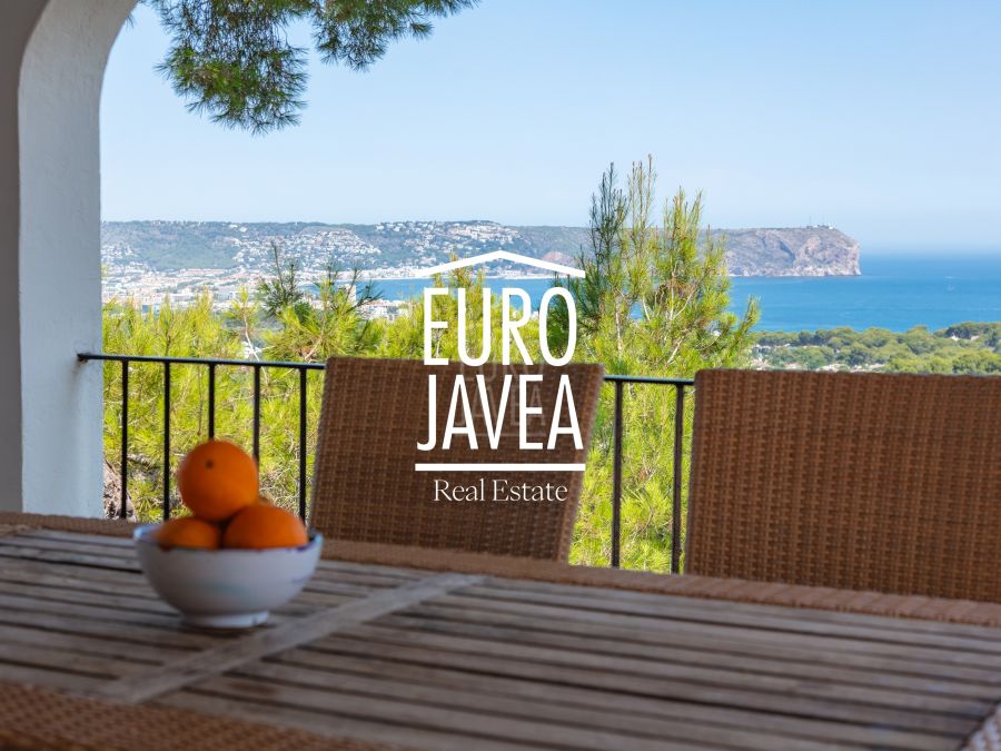 Villa Alba met spectaculair zeezicht en ruim perceel in Costa Nova, Jávea