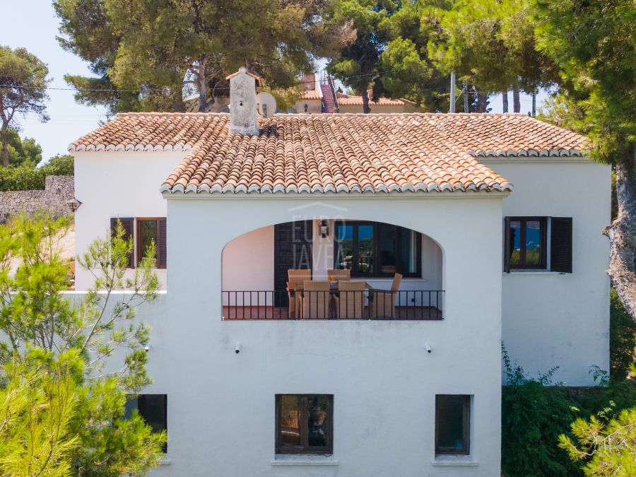 Villa Alba met spectaculair zeezicht en ruim perceel in Costa Nova, Jávea