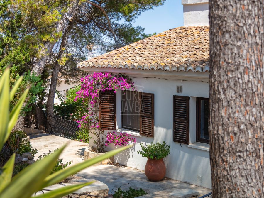 Villa Alba met spectaculair zeezicht en ruim perceel in Costa Nova, Jávea