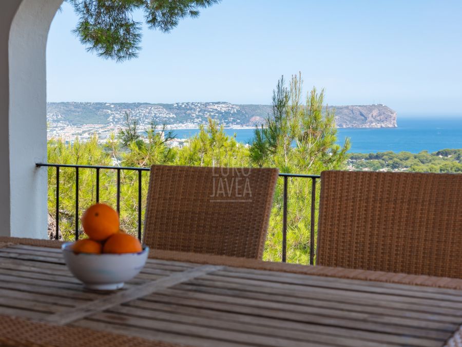 Villa Alba met spectaculair zeezicht en ruim perceel in Costa Nova, Jávea