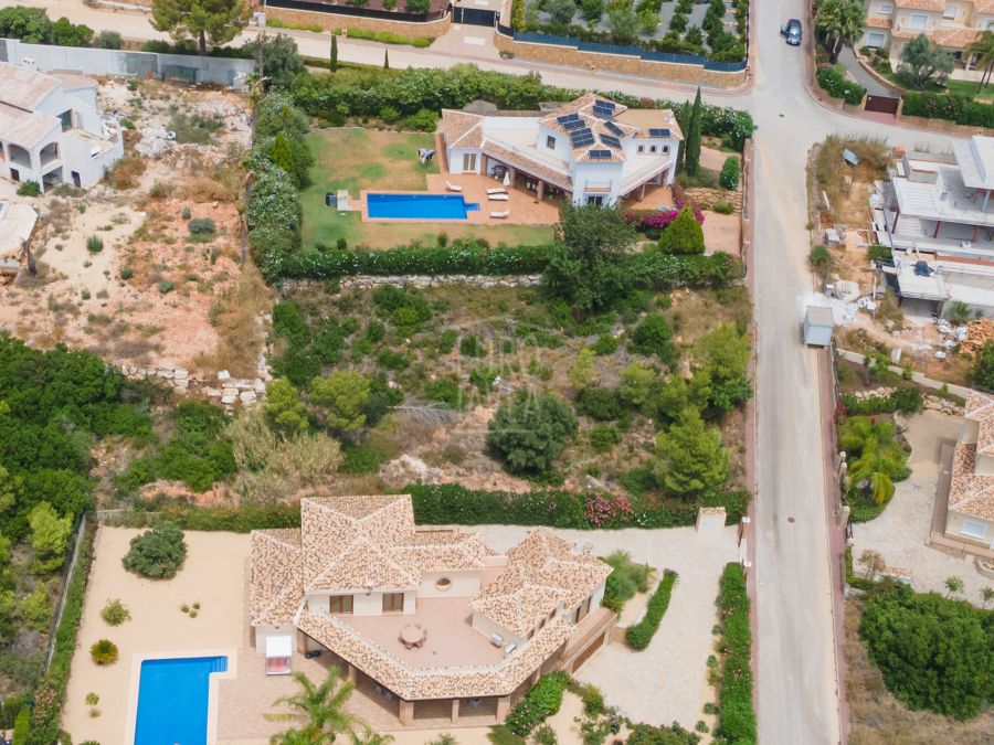 Parcela con proyecto y licencia para villa de lujo en el Montgó, Jávea