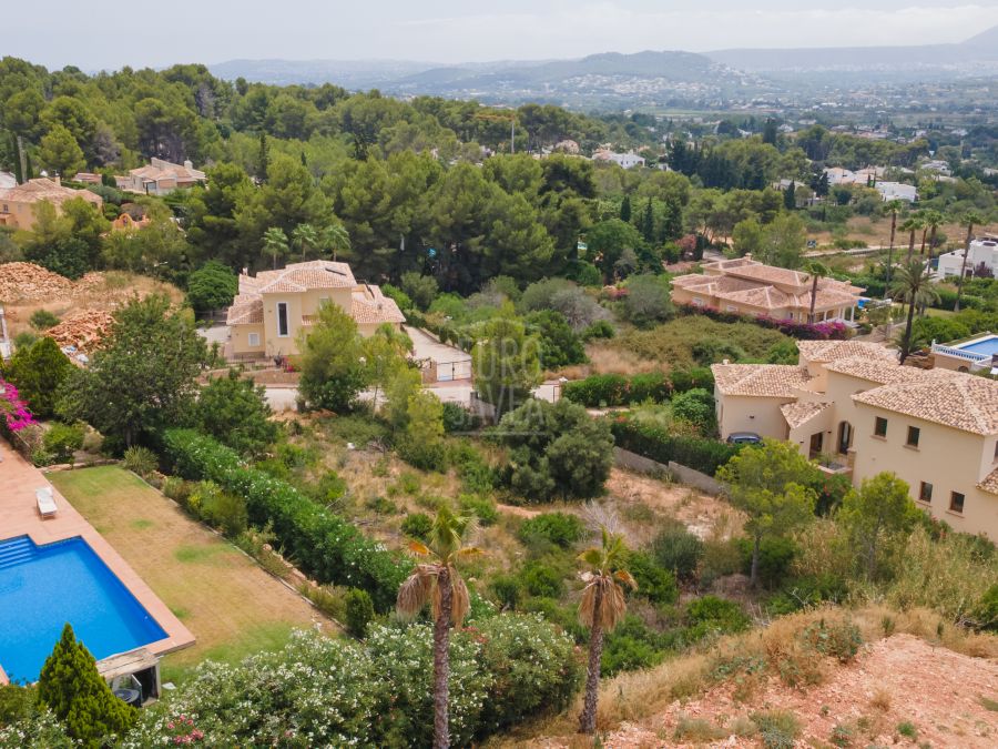 Parcela con proyecto y licencia para villa de lujo en el Montgó, Jávea