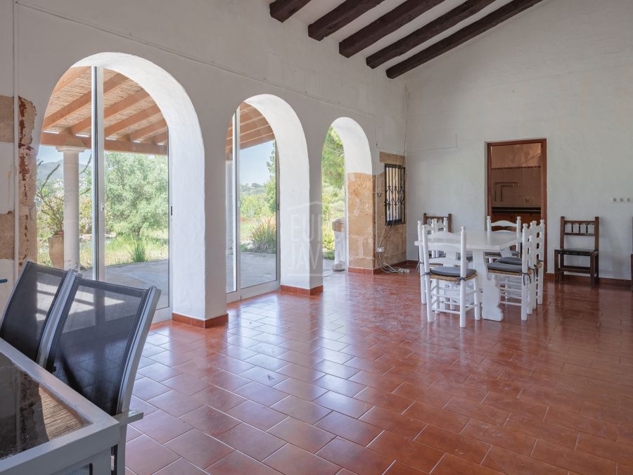Traditional Country House with Original Tosca and 17,000 m² near the Golf Club, Jávea