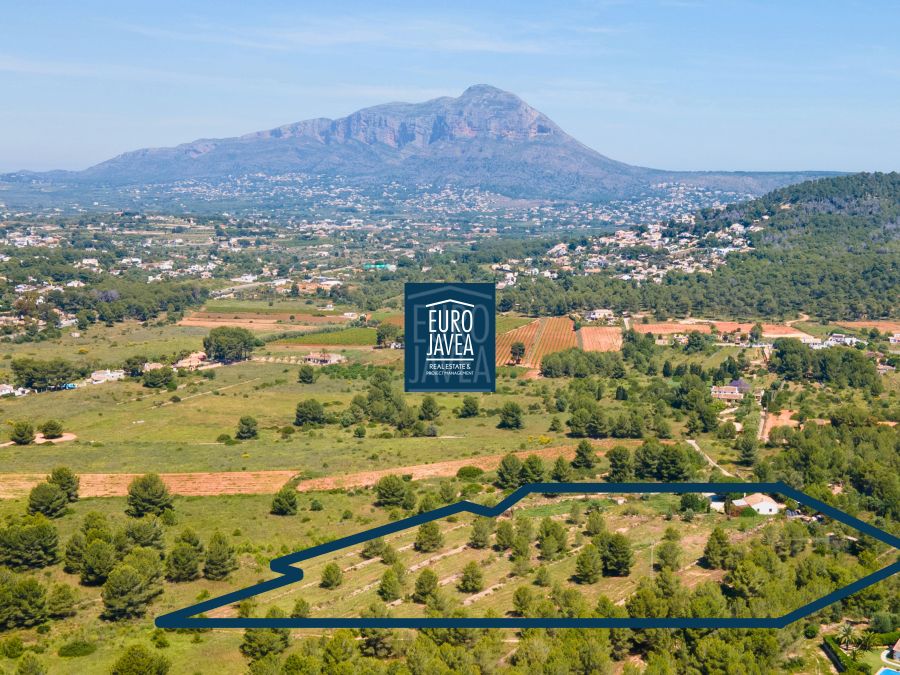 Traditional Country House with Original Tosca and 17,000 m² near the Golf Club, Jávea