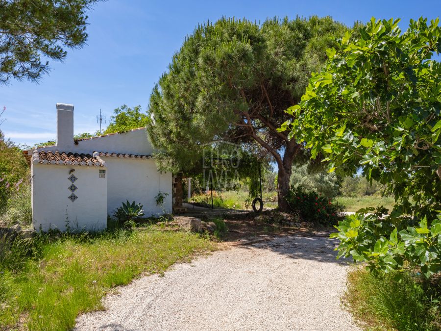 Traditional Country House with Original Tosca and 17,000 m² near the Golf Club, Jávea