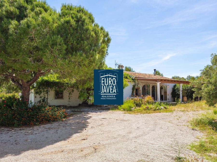 Traditional Country House with Original Tosca and 17,000 m² near the Golf Club, Jávea