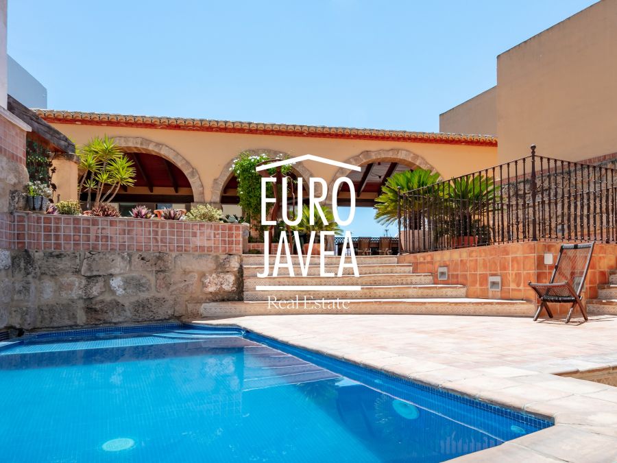Majestic House in the Old Town of Jávea with Mediterranean patio, private pool, and great residential and hotel potential