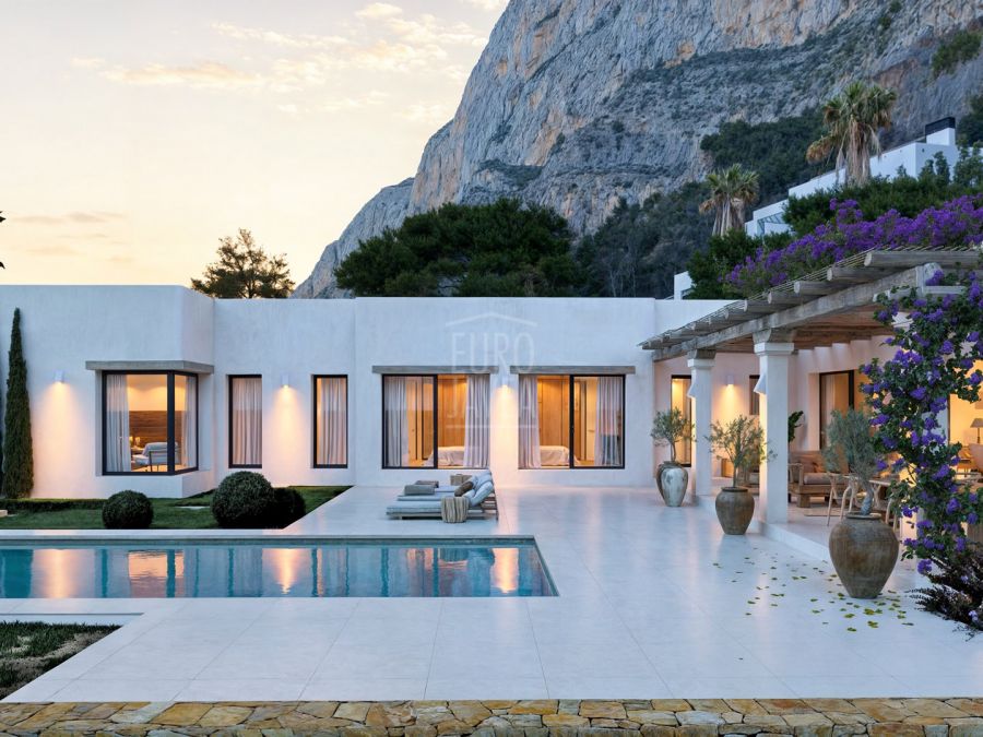 Villa Eterna – Eigentijds wonen in Ibiza-stijl aan de voet van de Montgó, Jávea
