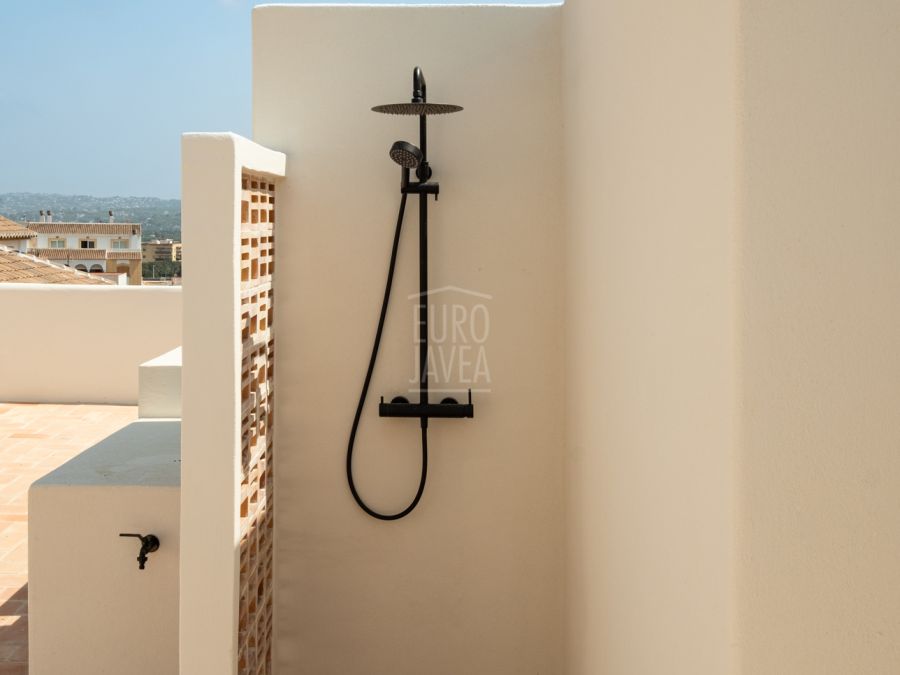 Designer building with three apartments and commercial premises in Jávea’s old town