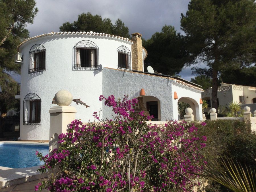 Villa traditionnelle rénovée à vendre dans le quartier Granadella de Jávea avec de magnifiques vues sur la mer