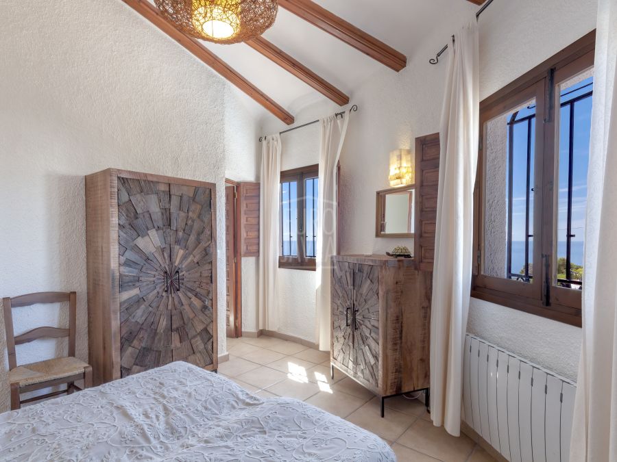 Gerenoveerde traditionele villa te koop in het Granadella-gebied van Jávea met prachtig uitzicht op zee