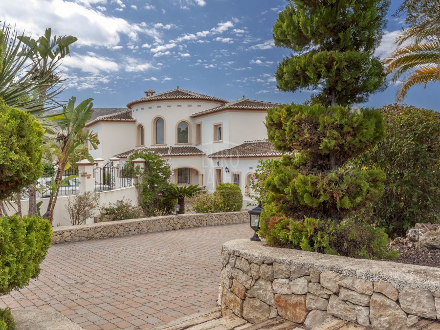 Villa a la venta en la zona de Las Laderas en Jávea, a un paso del Club de Golf