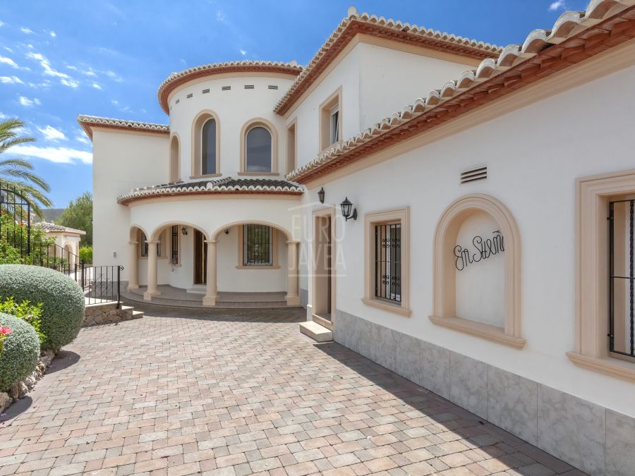 Villa à vendre dans le quartier de Las Laderas à Jávea, à deux pas du Club de Golf