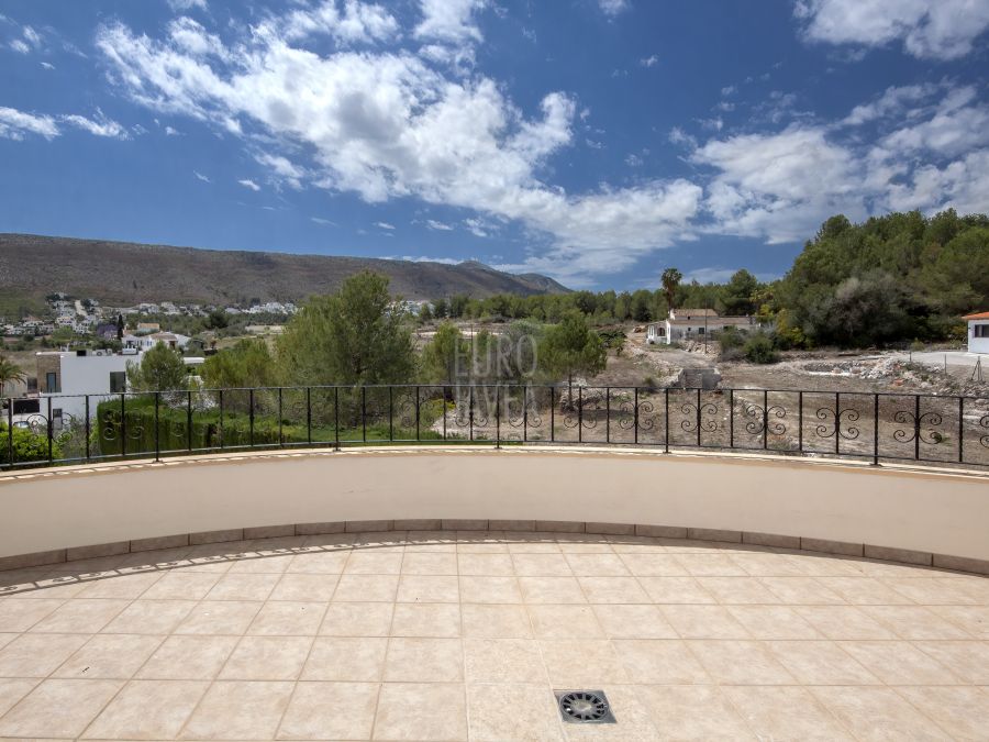 Villa te koop in de wijk Las Laderas in Jávea, op een steenworp afstand van de golfclub