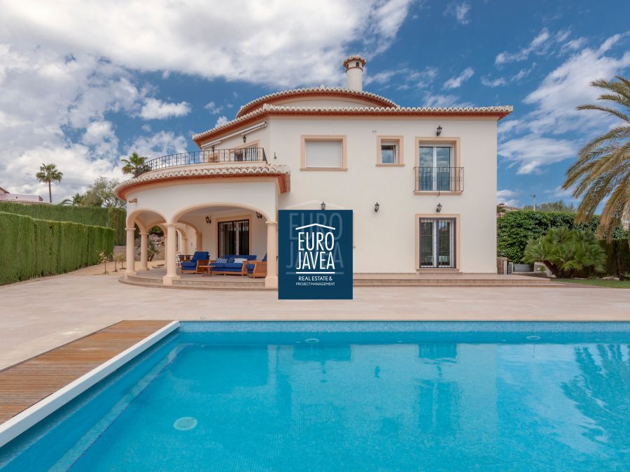 Villa à vendre dans le quartier de Las Laderas à Jávea, à deux pas du Club de Golf