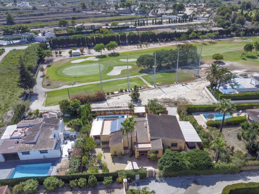 Villa a la venta en exclusiva al lado del Club de Golf de Jávea