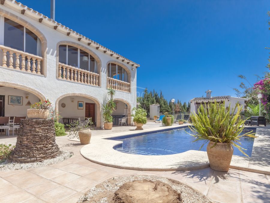 Mediterranean style villa for sale exclusively in Jávea, in Montgó Valls