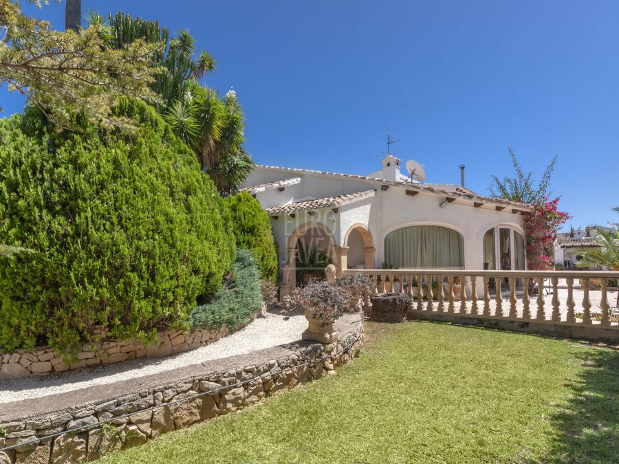 Mediterranean style villa for sale exclusively in Jávea, in Montgó Valls