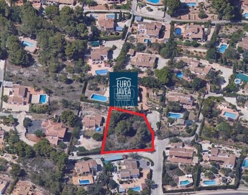 Flat plot for sale in Jávea, in the Montgó area. South facing
